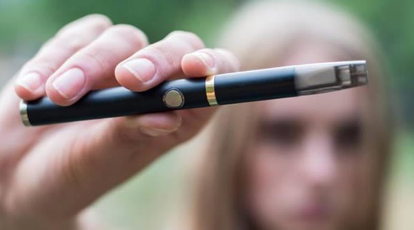 Cuando los cigarrillos electrónicos se promocionan, es probable que más adolescentes los usen