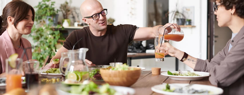 Por qué comemos más cuando estamos con nuestros amigos y familiares